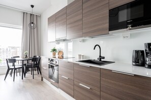 Exclusive-huoneisto | Yksityinen keittiö | Täysikokoinen jääkaappi, mikroaaltouuni, uuni, liesi