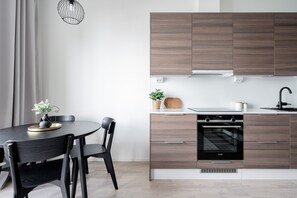 Exclusive-huoneisto | Yksityinen keittiö | Täysikokoinen jääkaappi, mikroaaltouuni, uuni, liesi