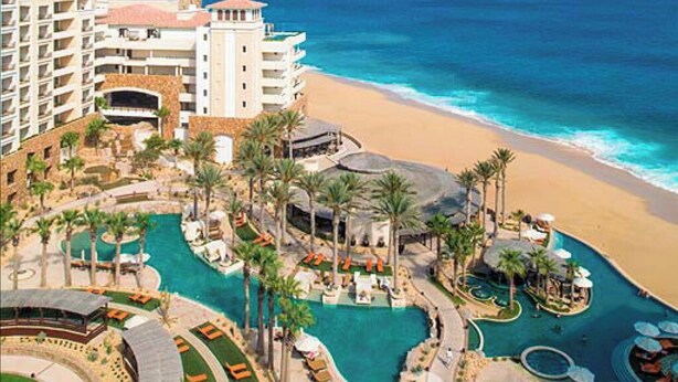 Ein Resort mit mehreren Swimmingpools, einem Strand und Blick auf den Ozean.