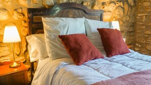 3 bedrooms, iron/ironing board, free WiFi, bed sheets - Moli Hospital rural house superior category (ROSSELL)