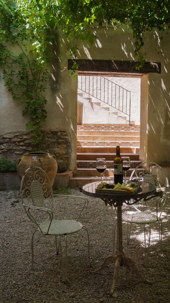 Outdoor dining - Moli Hospital rural house superior category (ROSSELL)