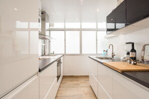 Kjøleskap, mikrobølgeovn, ovn og kokeplater