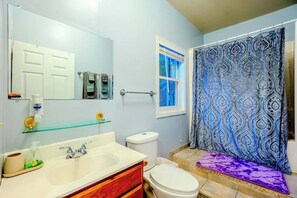 Hair dryer, towels - Hidden Gem, 3  Bed Cozy Condo - Dogs Welcomed - 1 block from marina (Bayfield)