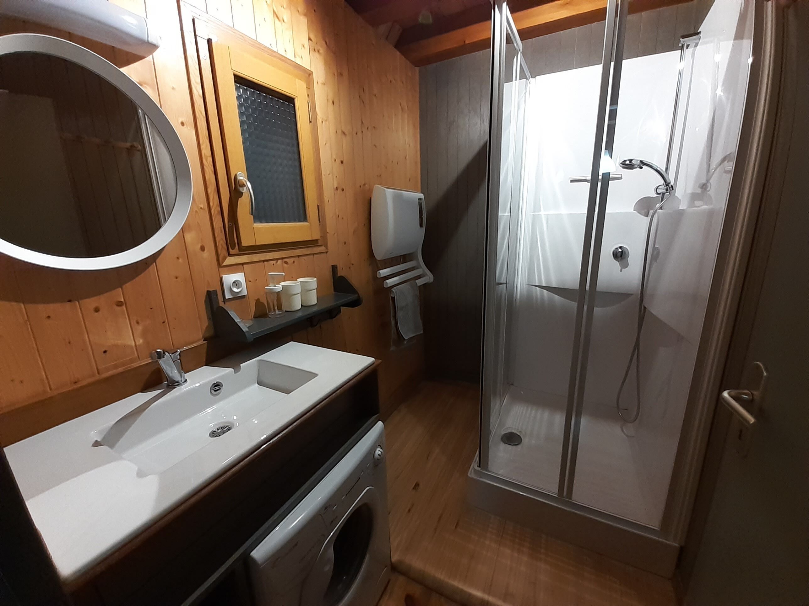 Ducha, secador de pelo y papel higiénico