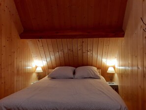 3 slaapkamers, een strijkplank/strijkijzer, reisbedje