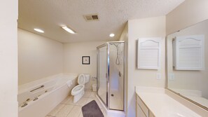 Combined shower/bathtub, jetted bath, towels - Tidewater Lighthouse 4113 (North Myrtle Beach)