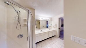 Combined shower/tub, jetted tub, towels