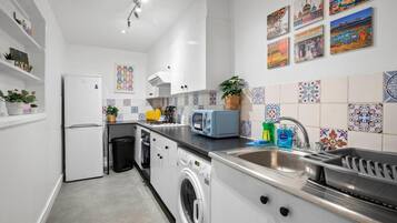 Apartemen | Dapur pribadi | Kompor dan meja makan