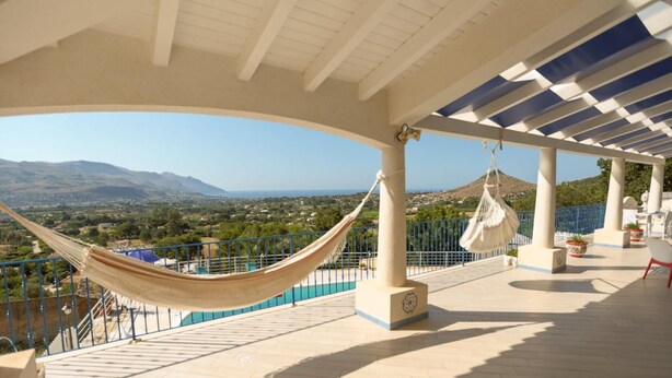 A covered outdoor area with a hammock, a view of the landscape, and a pergola structure. - Villa Olimpia 6 2 in Castellammare del Golfo (Castellammare del Golfo)