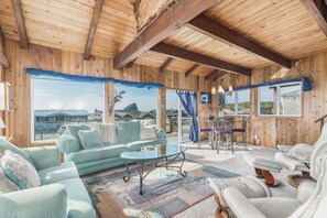 Smart TV, chimenea y futbolito 