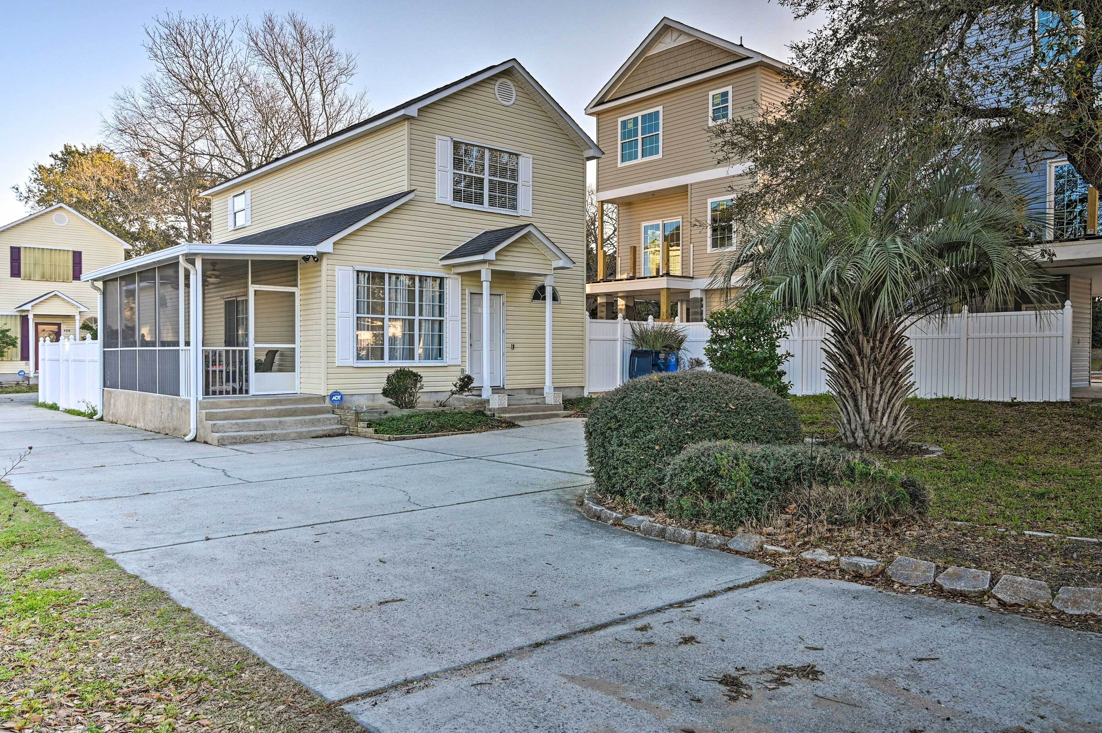Myrtle Beach Cottage w/ Outdoor Shower & Yard