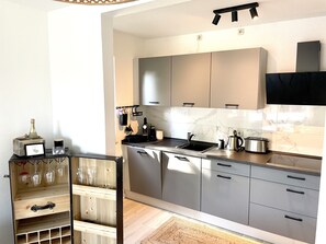 Fridge, oven, stovetop, dishwasher