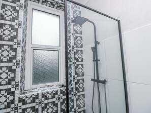 Casa de campo | Banheiro | Chuveiro, papel higiênico