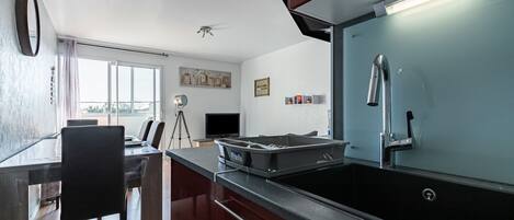 Frigorífico, microondas, horno y lavavajillas