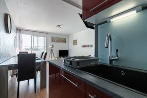 Kühlschrank, Mikrowelle, Ofen, Geschirrspüler