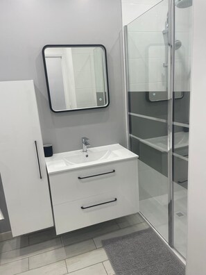 Douche, sèche-cheveux, serviettes fournies, papier toilette
