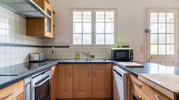 Een koelkast, een microgolfoven, een oven, een vaatwasser