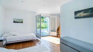 Ein modernes Schlafzimmer mit einem großen Bett, einem Nachttisch und einem Kleiderschrank.
