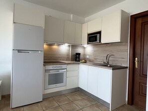 Een koelkast, een magnetron, een oven, een koffiezetapparaat/waterkoker