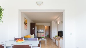 Eine moderne Wohnung mit Essbereich, Küche und Wohnbereich.