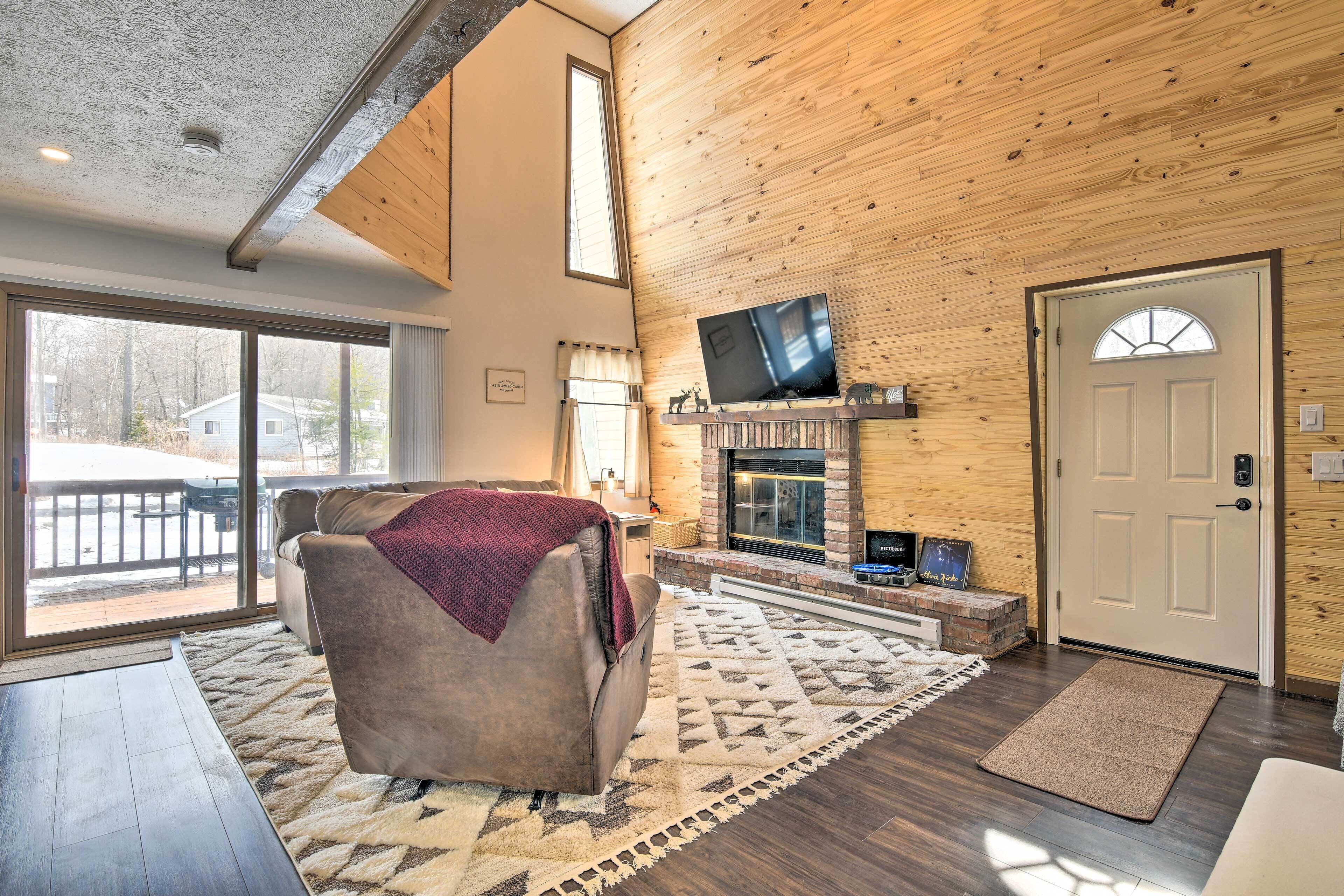 Revitalizing Country Club Tobyhanna Cabin w/ Deck!