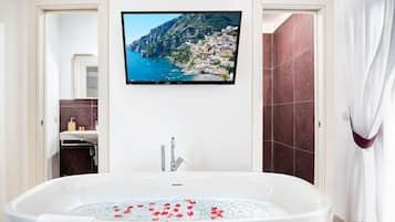 Baignoire, séchoir à cheveux, bidet, serviettes fournies