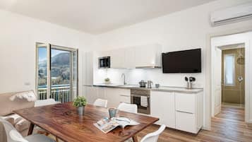 Réfrigérateur, four à micro-ondes, un four, surface de cuisson