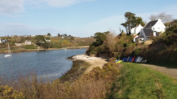 A coastal view with a sandy beach, a grassy path, and houses in the background. - 4-bedroom house in the heart of the Abers (7-minute walk from Ganaoc beach) (Saint-Pabu)