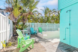 Terrace/patio - Bayview Inn #101 · Heated Pool · Bridge St (Bradenton Beach)