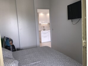 1 slaapkamer, een strijkplank/strijkijzer, reisbedje, gratis wifi
