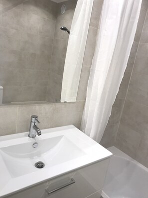 Ensemble douche/baignoire, sèche-cheveux, serviettes fournies