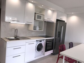 Fridge, microwave, oven, stovetop - Beautiful 1 bedroom apartment  with sea view pool large Terrace & parking  (Cannes)