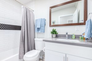 Ducha, secador de pelo y toallas
