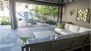 Smart-tv, pejs, bøger, musikbibliotek