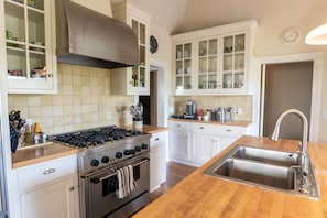 Køleskab, mikrobølgeovn, ovn, kogeplade