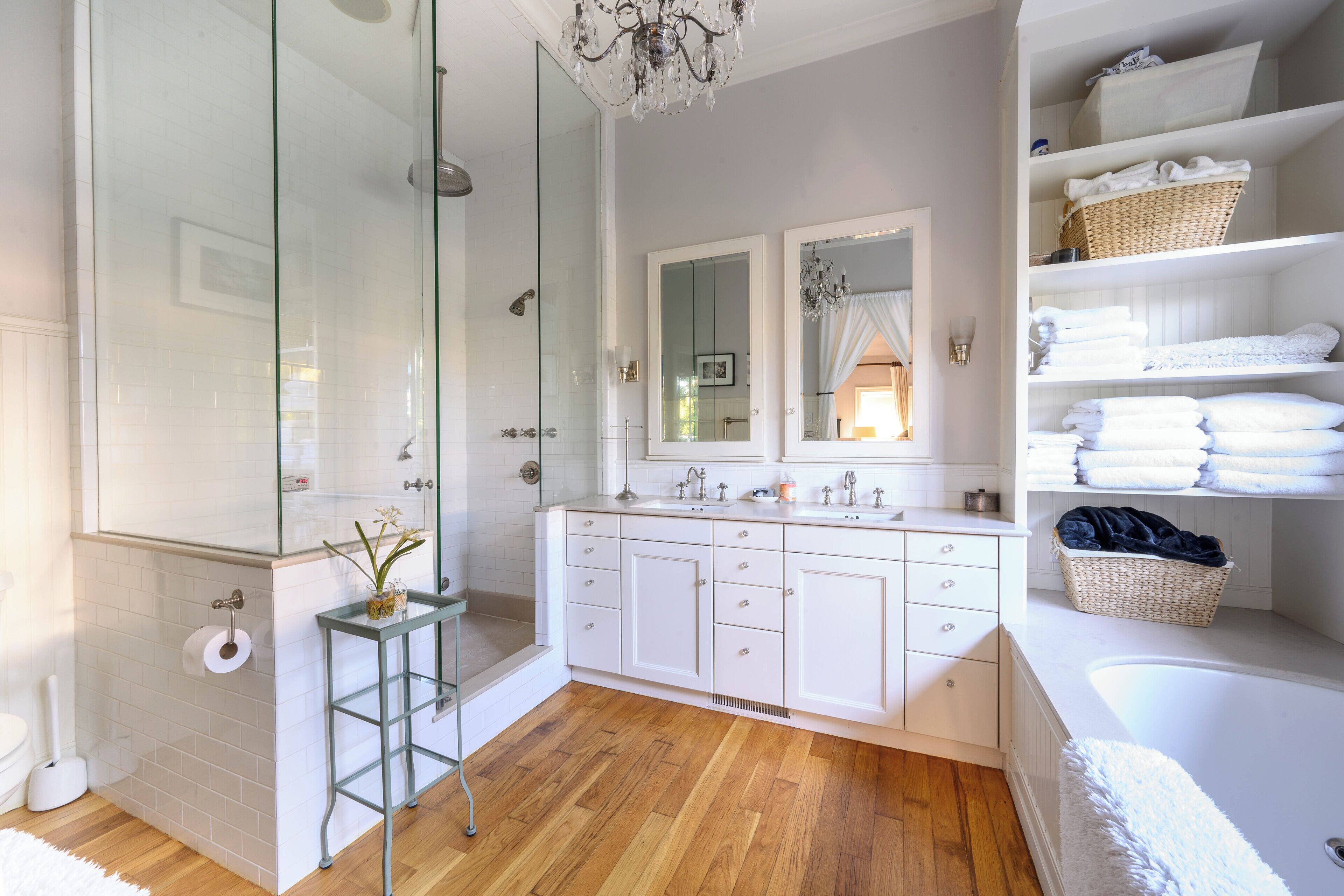 Combined shower/bathtub, hair dryer, towels