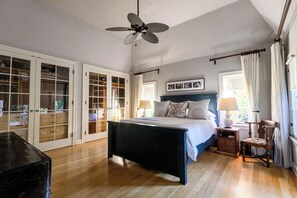 4 bedrooms, desk, iron/ironing board, free WiFi