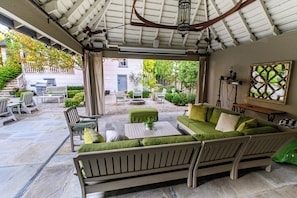 Smart-TV, peis, bøker og musikkbibliotek