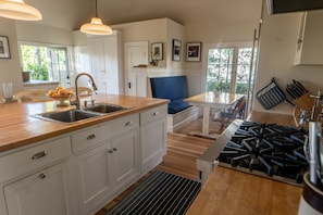 Køleskab, mikrobølgeovn, ovn, kogeplade