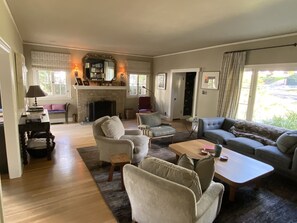 Smart-TV, peis, bøker og musikkbibliotek