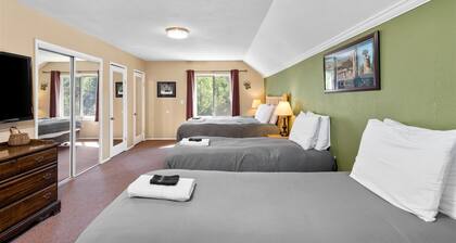 Leavenworth River Haus - Your dog-friendly, riverfront getaway with peaceful views and hot tub!