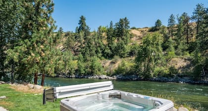 Leavenworth River Haus - Your dog-friendly, riverfront getaway with peaceful views and hot tub!