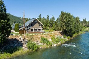 Exterior - Cozy Winter Escape - Hot Tub, Sauna & Scenic Views (Leavenworth)