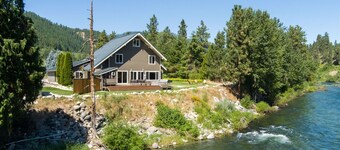 Leavenworth River Haus - Your dog-friendly, riverfront getaway with peaceful views and hot tub!