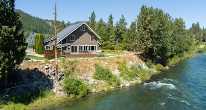 Leavenworth River Haus - Your dog-friendly, riverfront getaway with peaceful views and hot tub!