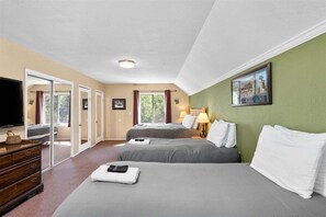 4 bedrooms, desk, iron/ironing board, travel cot - Cozy Winter Escape - Hot Tub, Sauna & Scenic Views (Leavenworth)