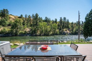 Outdoor dining - Cozy Winter Escape - Hot Tub, Sauna & Scenic Views (Leavenworth)