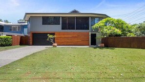 Exterior - Lakeside Lodge - Fabulous Waterfront Holiday (Laurieton)