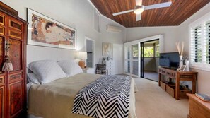 4 bedrooms, Internet, bed sheets - Lakeside Lodge - Fabulous Waterfront Holiday (Laurieton)