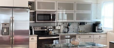 Réfrigérateur, four à micro-ondes, un four, surface de cuisson